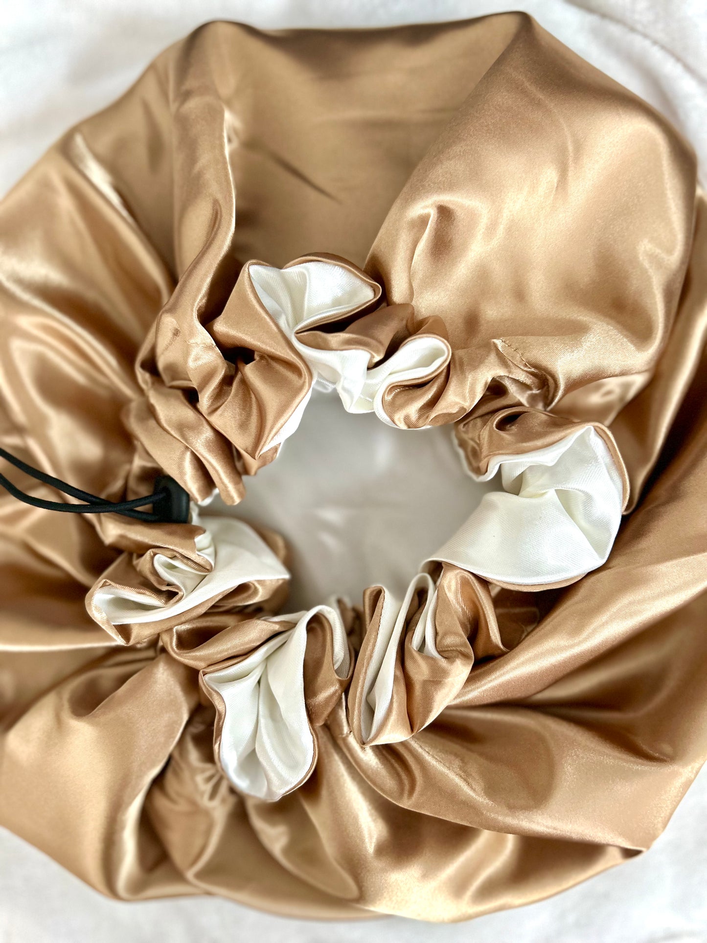 Madam Gold Satin Bonnet – Handgemachte Luxus Schlafhaube