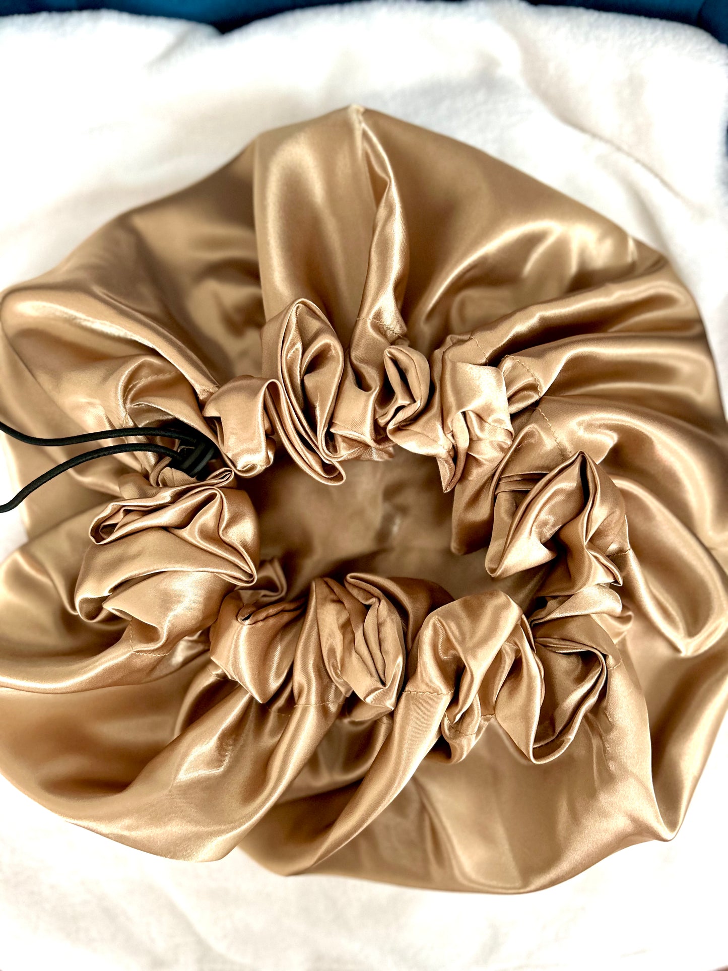 Madam Gold Satin Bonnet – Handgemachte Luxus Schlafhaube