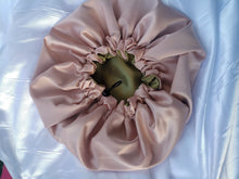 Lade das Bild in den Galerie-Viewer, OSAMU Satin Hair Bonnet
